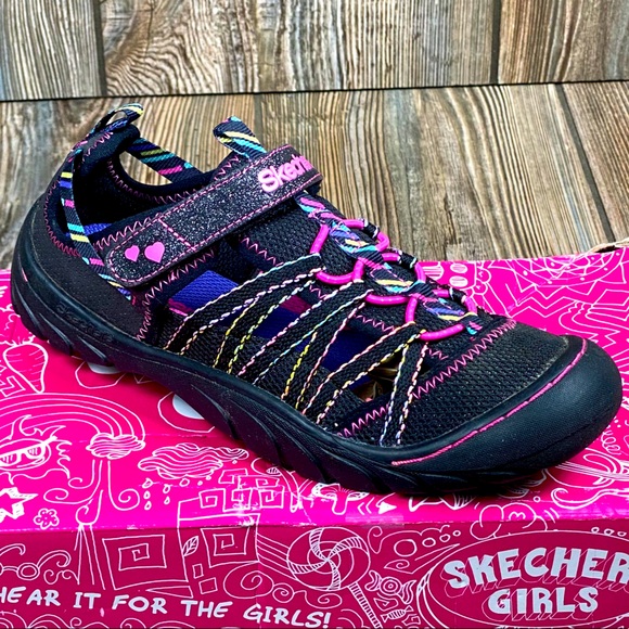 black sketchers size 3